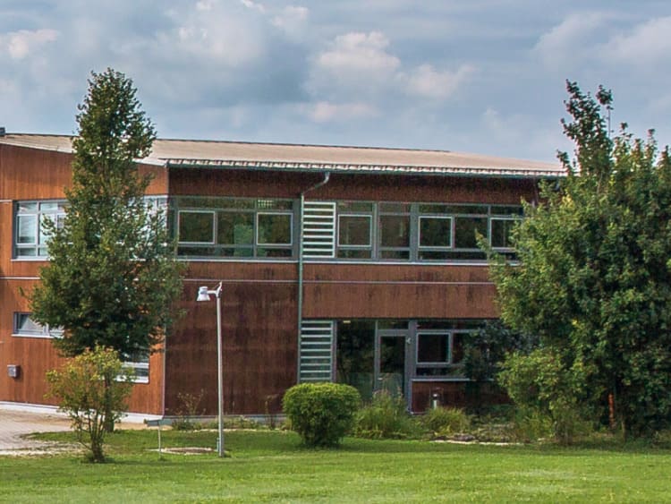 03 / 2001 Bau des Bürogebäudes und Produktionsfläche von 600m²